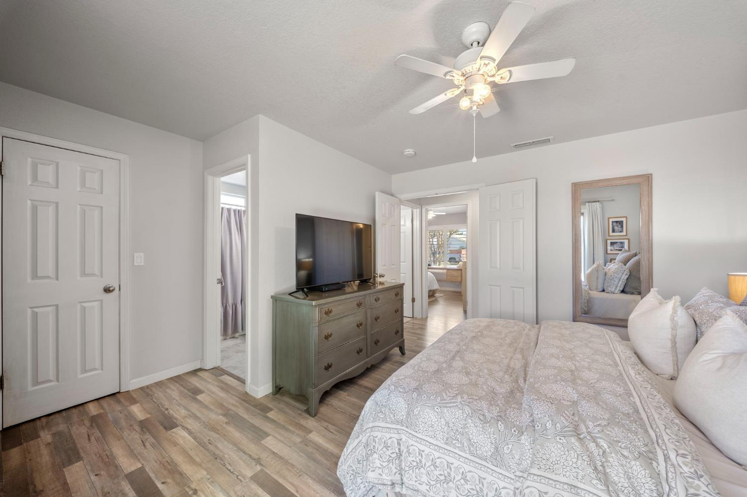 1913 Fox Glen Dr, Hughson, CA 95326