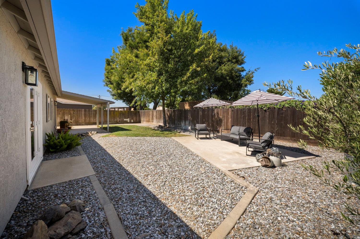 1913 Fox Glen Dr, Hughson, CA 95326