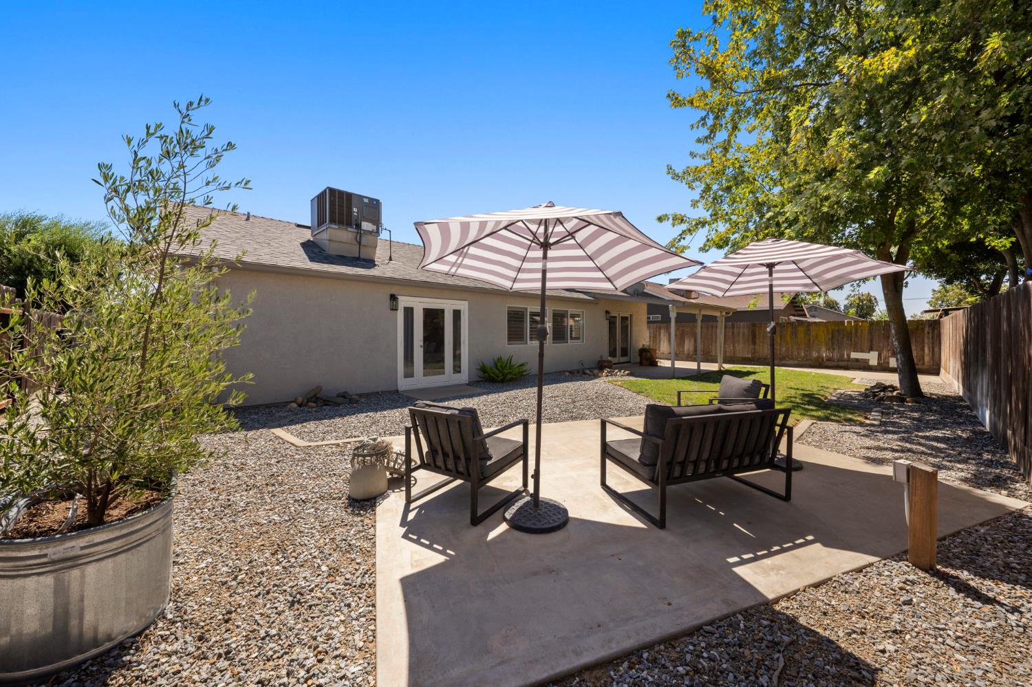 1913 Fox Glen Dr, Hughson, CA 95326