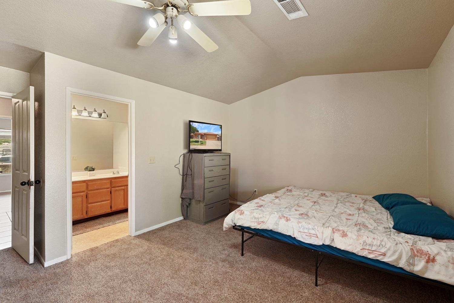 2633 Riverbend Dr, Modesto, CA 95351