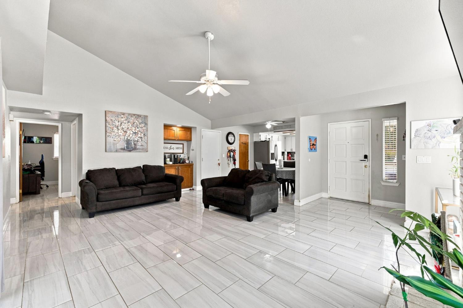 9673 N Sharon Ave, Fresno, CA 93720