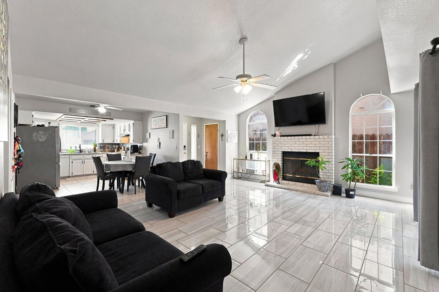 9673 N Sharon Ave, Fresno, CA 93720