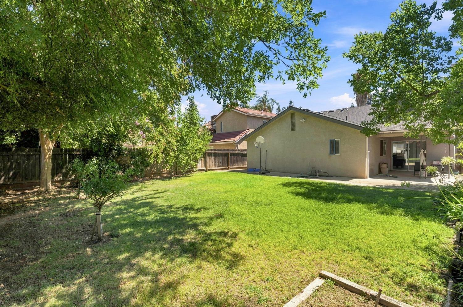 9673 N Sharon Ave, Fresno, CA 93720