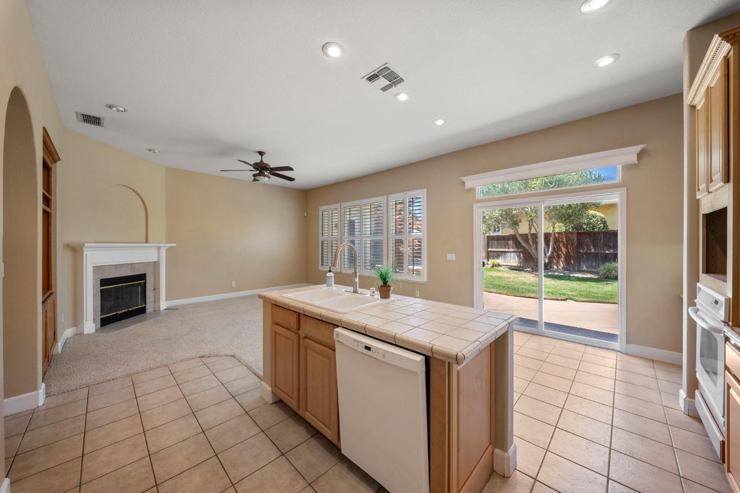 3917 Lakeside Dr, Modesto, CA 95355
