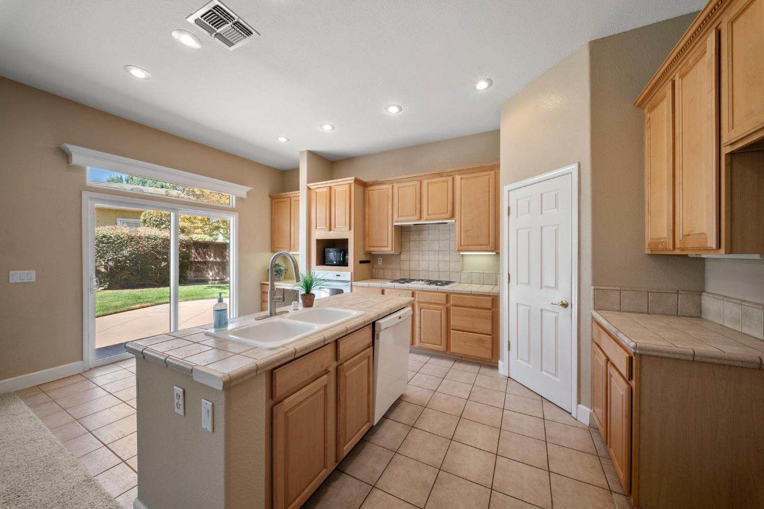 3917 Lakeside Dr, Modesto, CA 95355