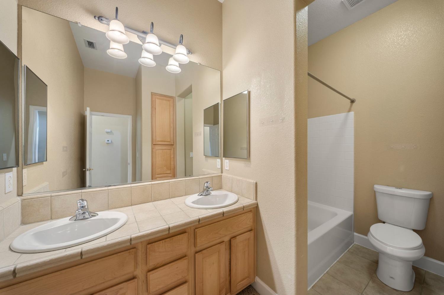 3917 Lakeside Dr, Modesto, CA 95355