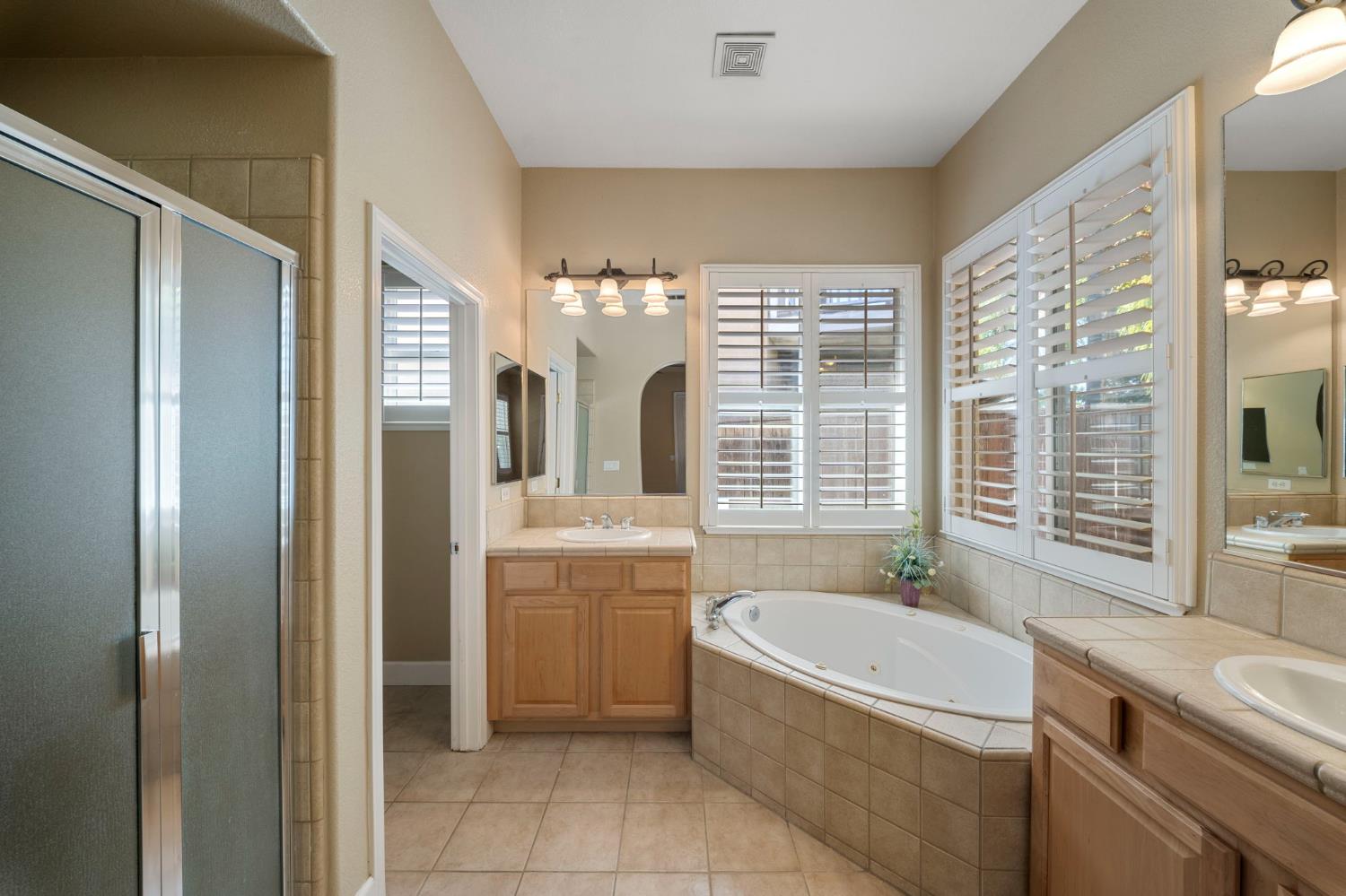 3917 Lakeside Dr, Modesto, CA 95355