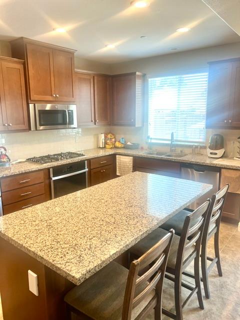 2009 Gus Vilallta Dr, Los Banos, CA 93635