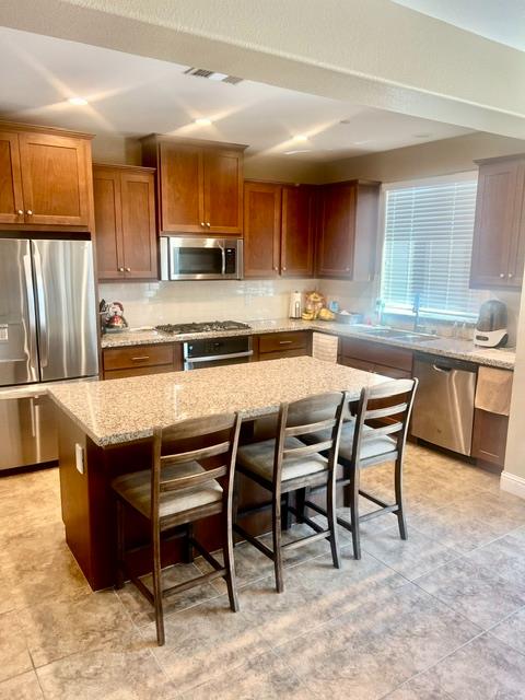 2009 Gus Vilallta Dr, Los Banos, CA 93635