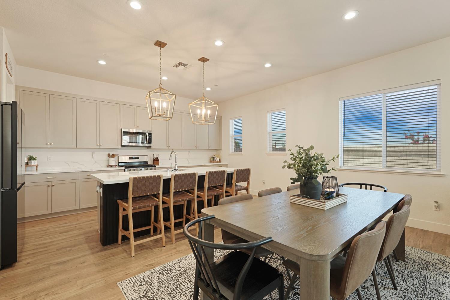 394 Vinal Dr, Manteca, CA 95337