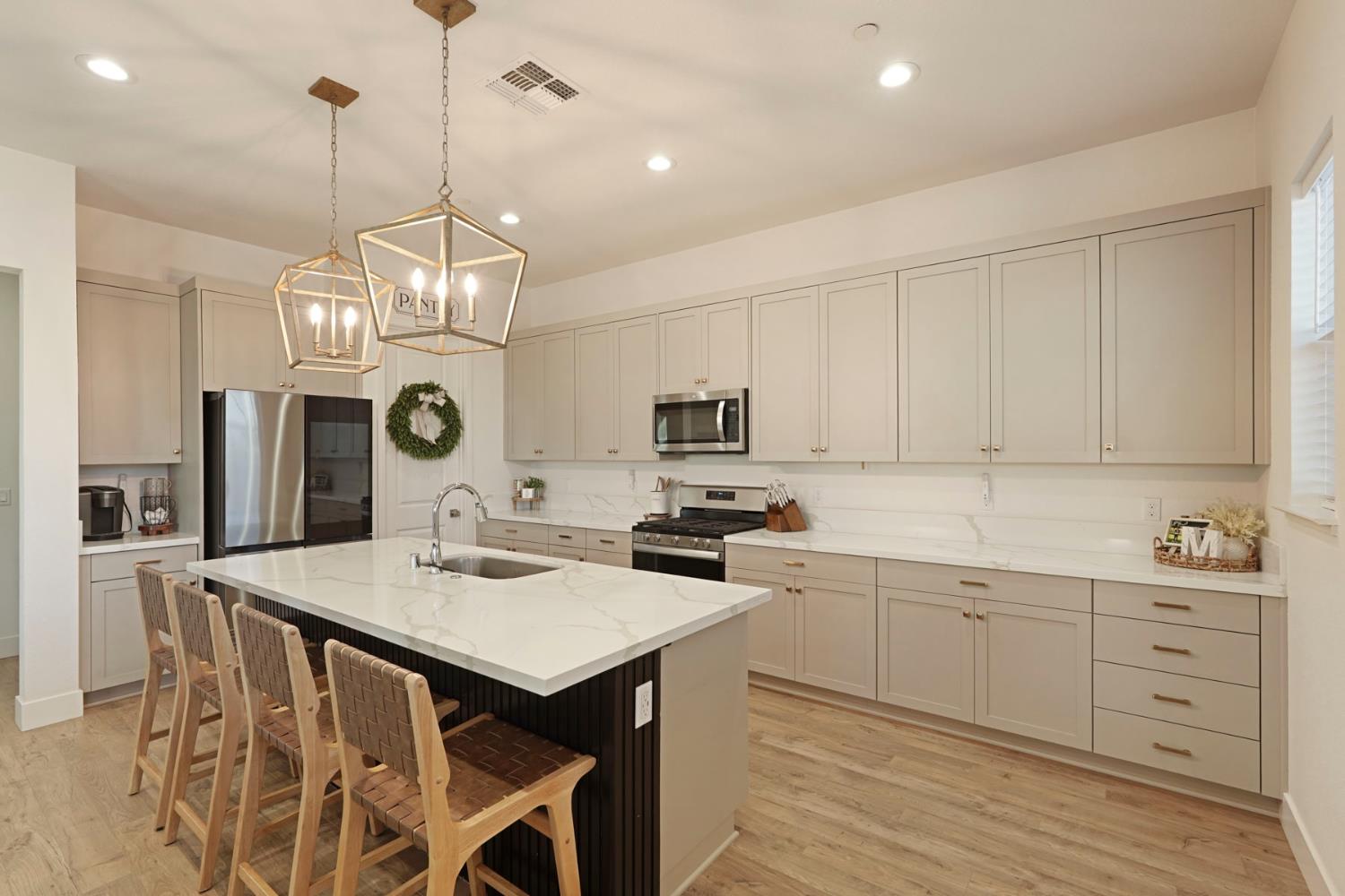 394 Vinal Dr, Manteca, CA 95337