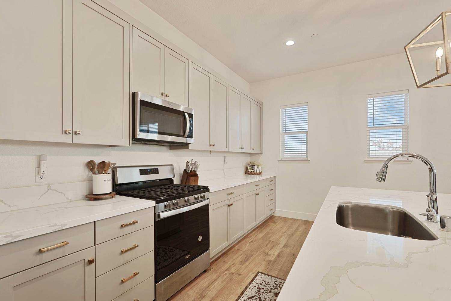394 Vinal Dr, Manteca, CA 95337