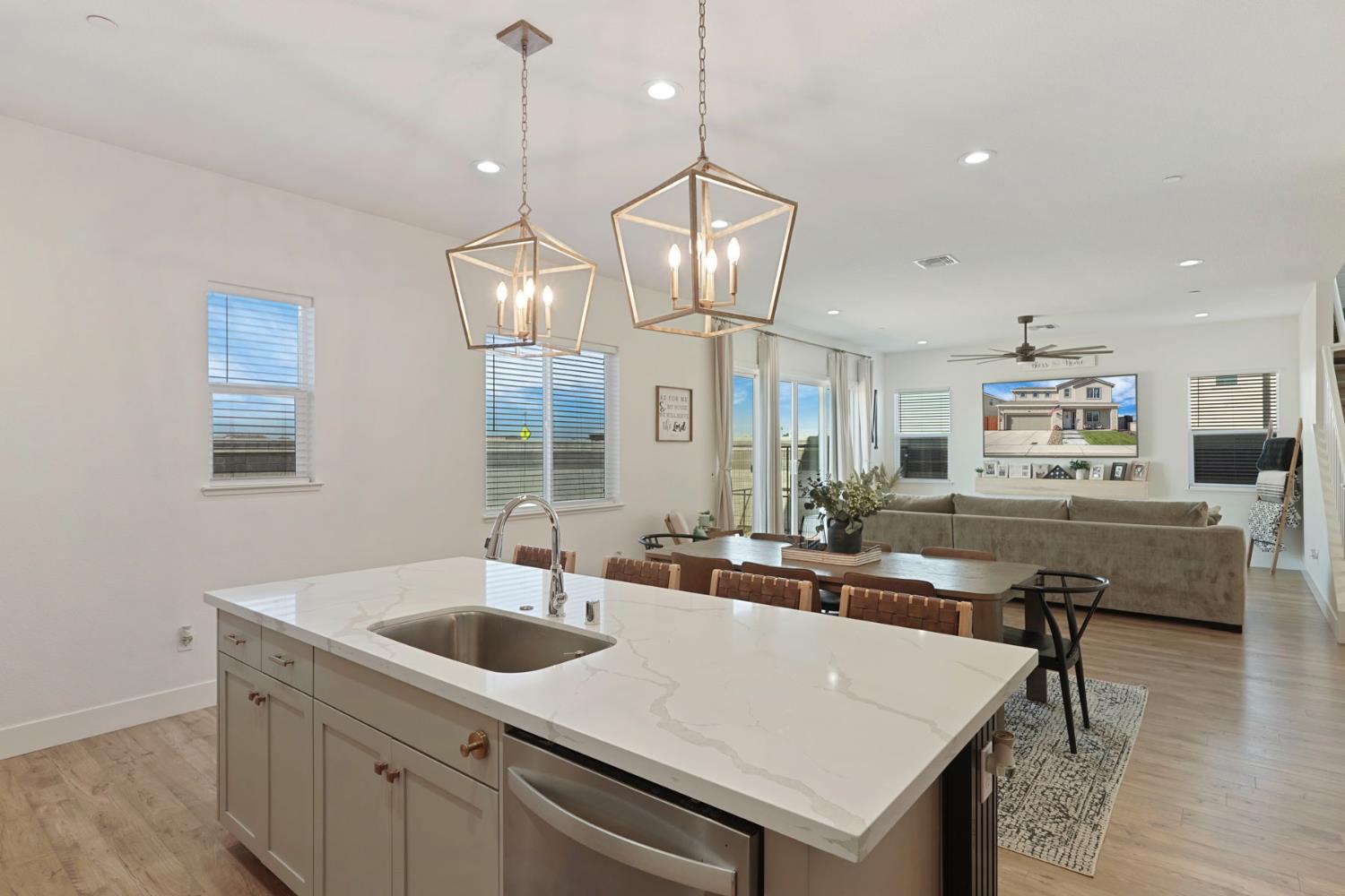 394 Vinal Dr, Manteca, CA 95337