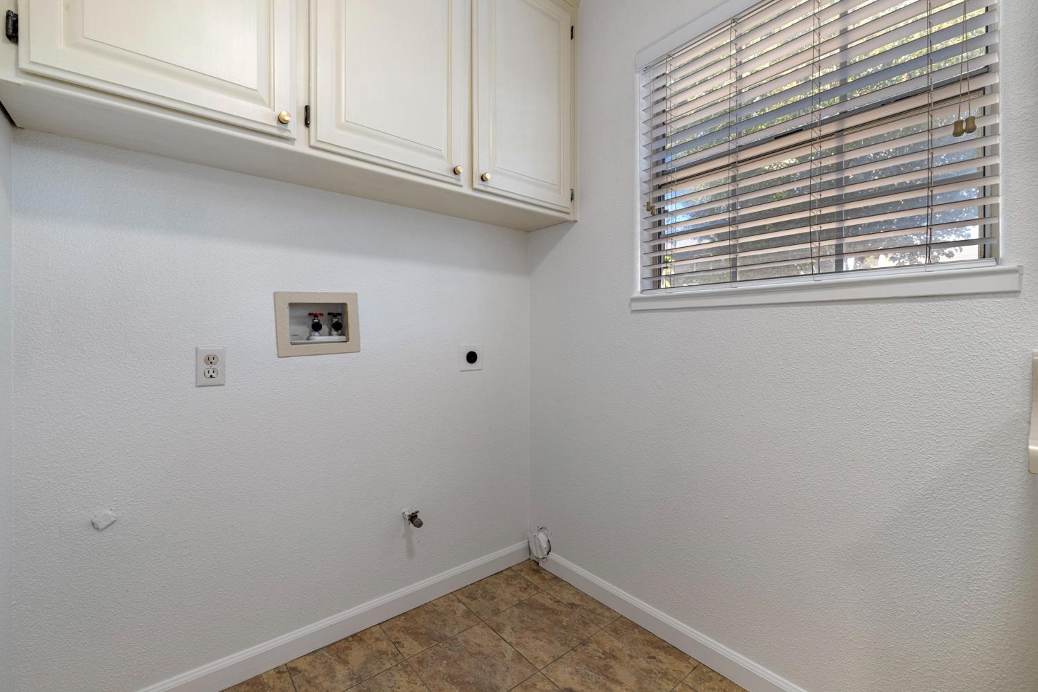 2135 Navajo Ct, Oakdale, CA 95361