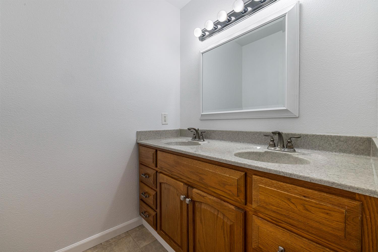 2135 Navajo Ct, Oakdale, CA 95361