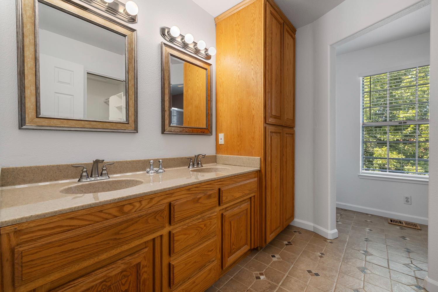 2135 Navajo Ct, Oakdale, CA 95361