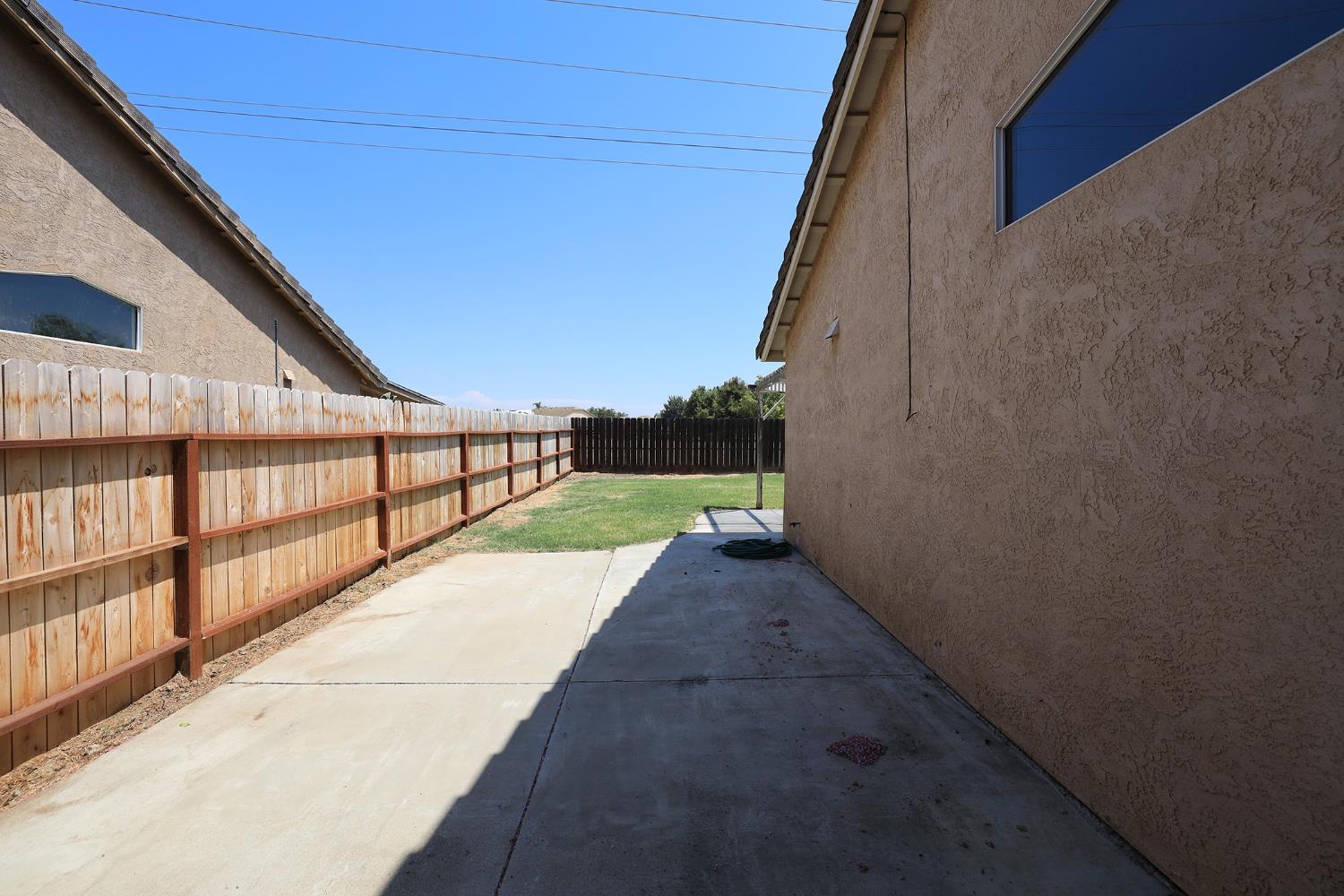 1610 Brookhaven Dr, Newman, CA 95360
