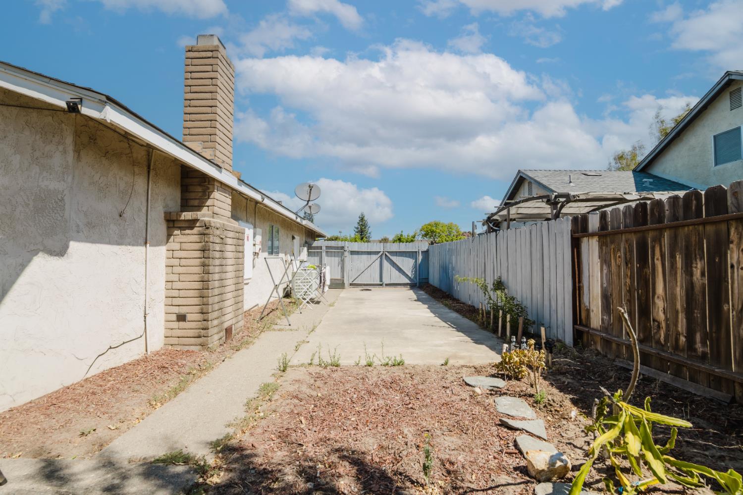 1584 Northgate Dr, Manteca, CA 95336