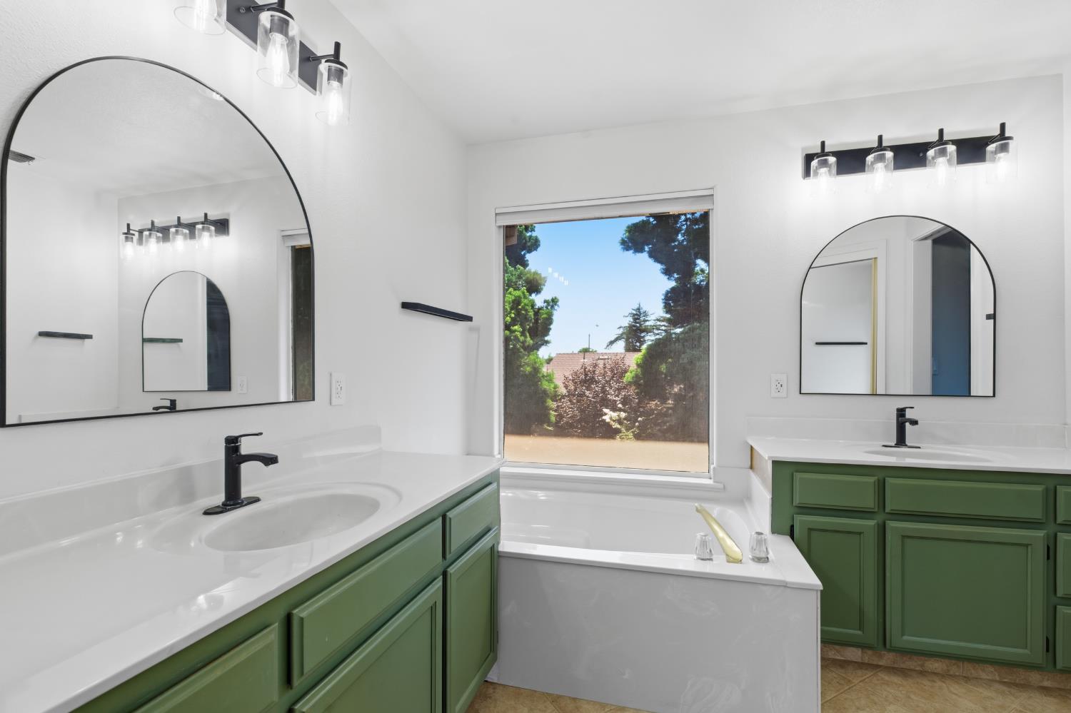 7424 Heathrow Way, Hughson, CA 95326