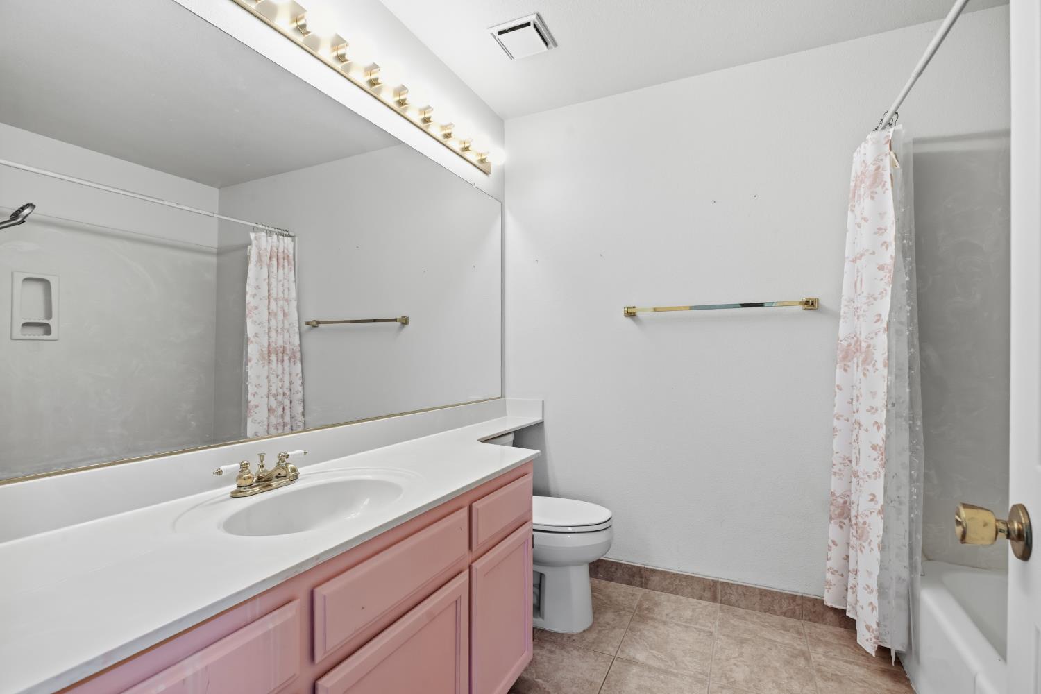7424 Heathrow Way, Hughson, CA 95326