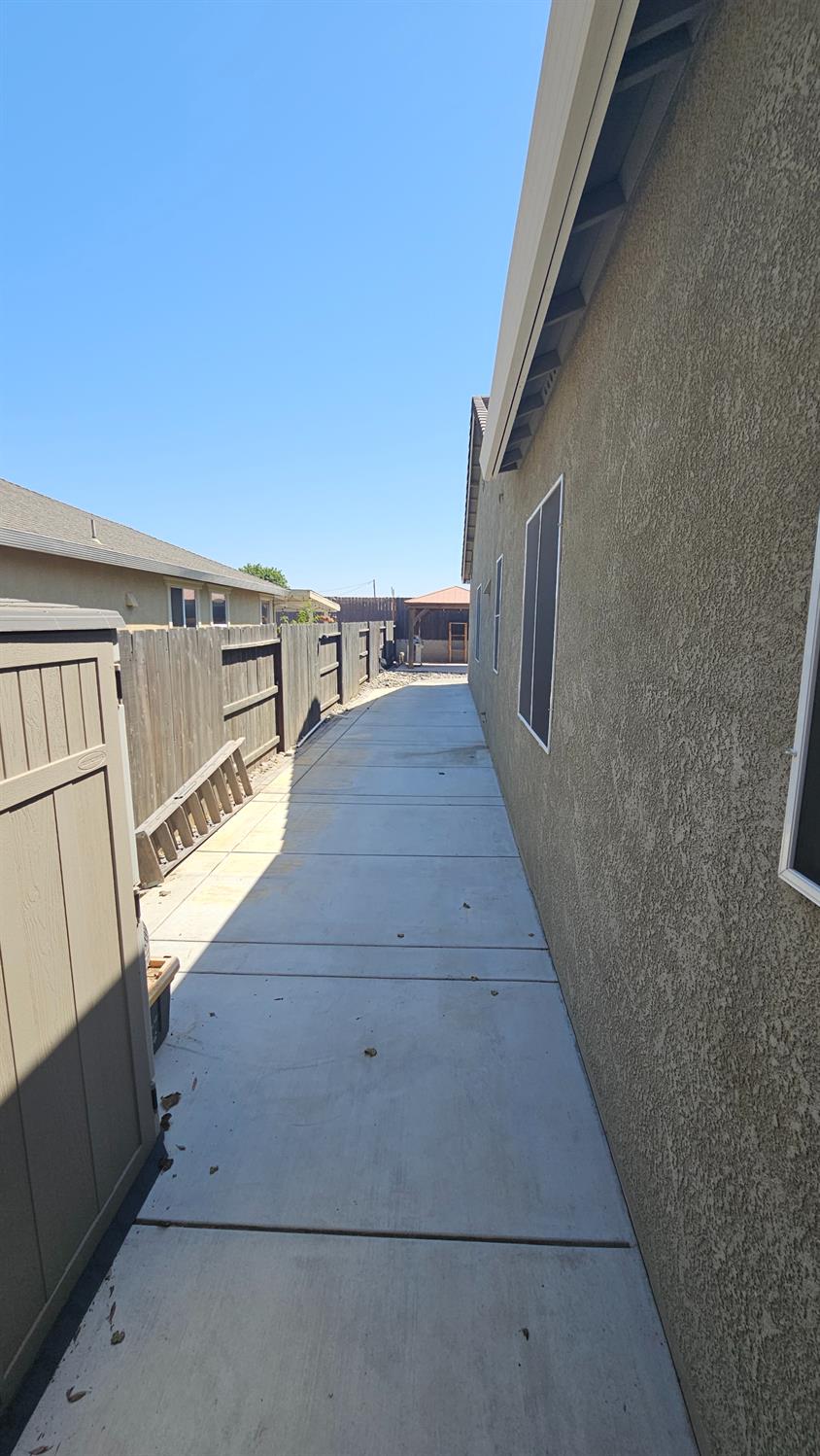 1246 Sweet Briar Dr, Patterson, CA 95363