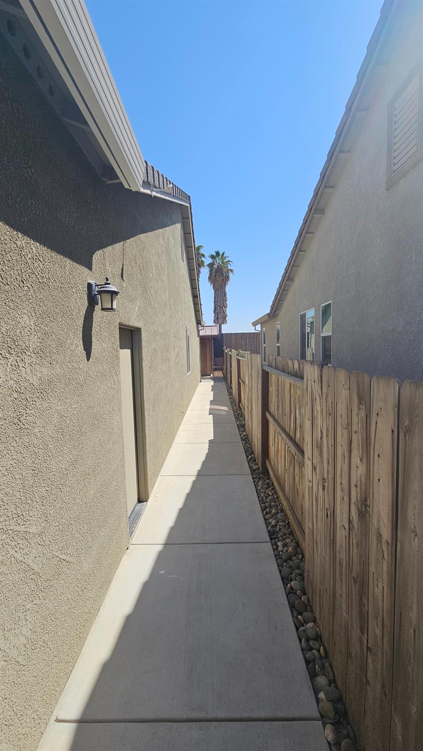 1246 Sweet Briar Dr, Patterson, CA 95363
