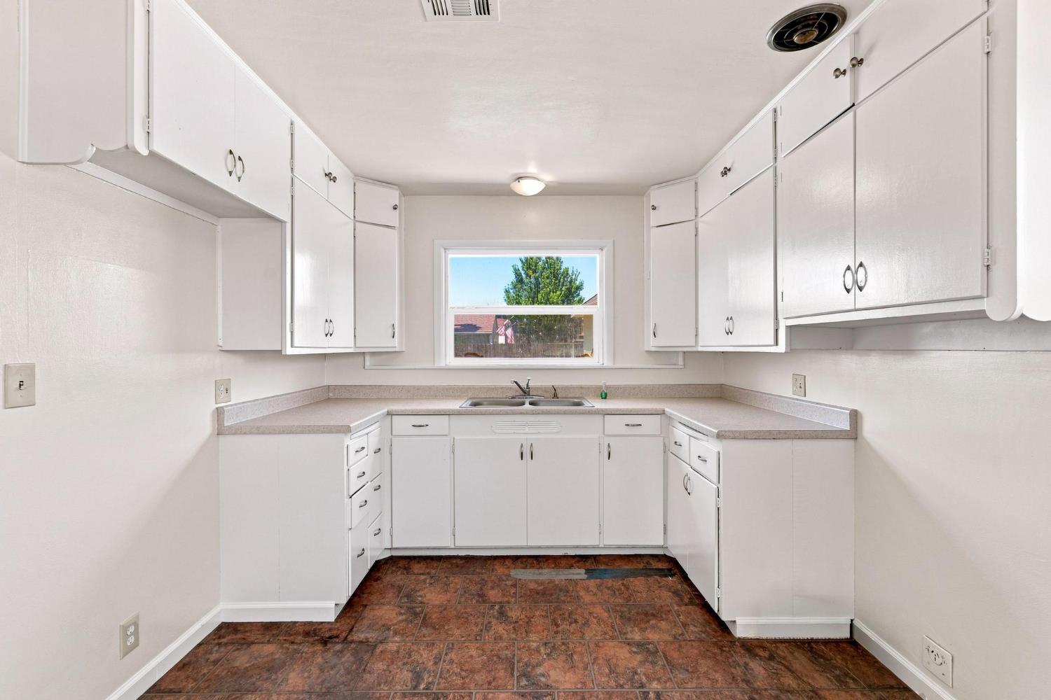2014 Lydia St, Escalon, CA 95320
