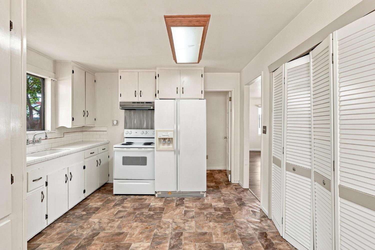 1325 Roosevelt Ave, Escalon, CA 95320