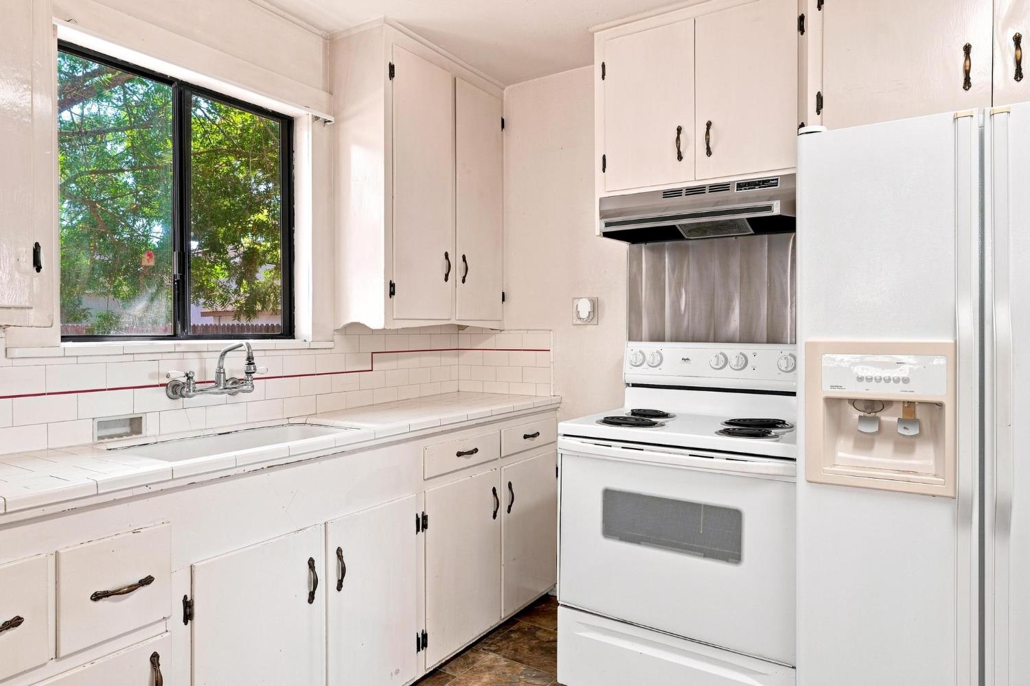 1325 Roosevelt Ave, Escalon, CA 95320