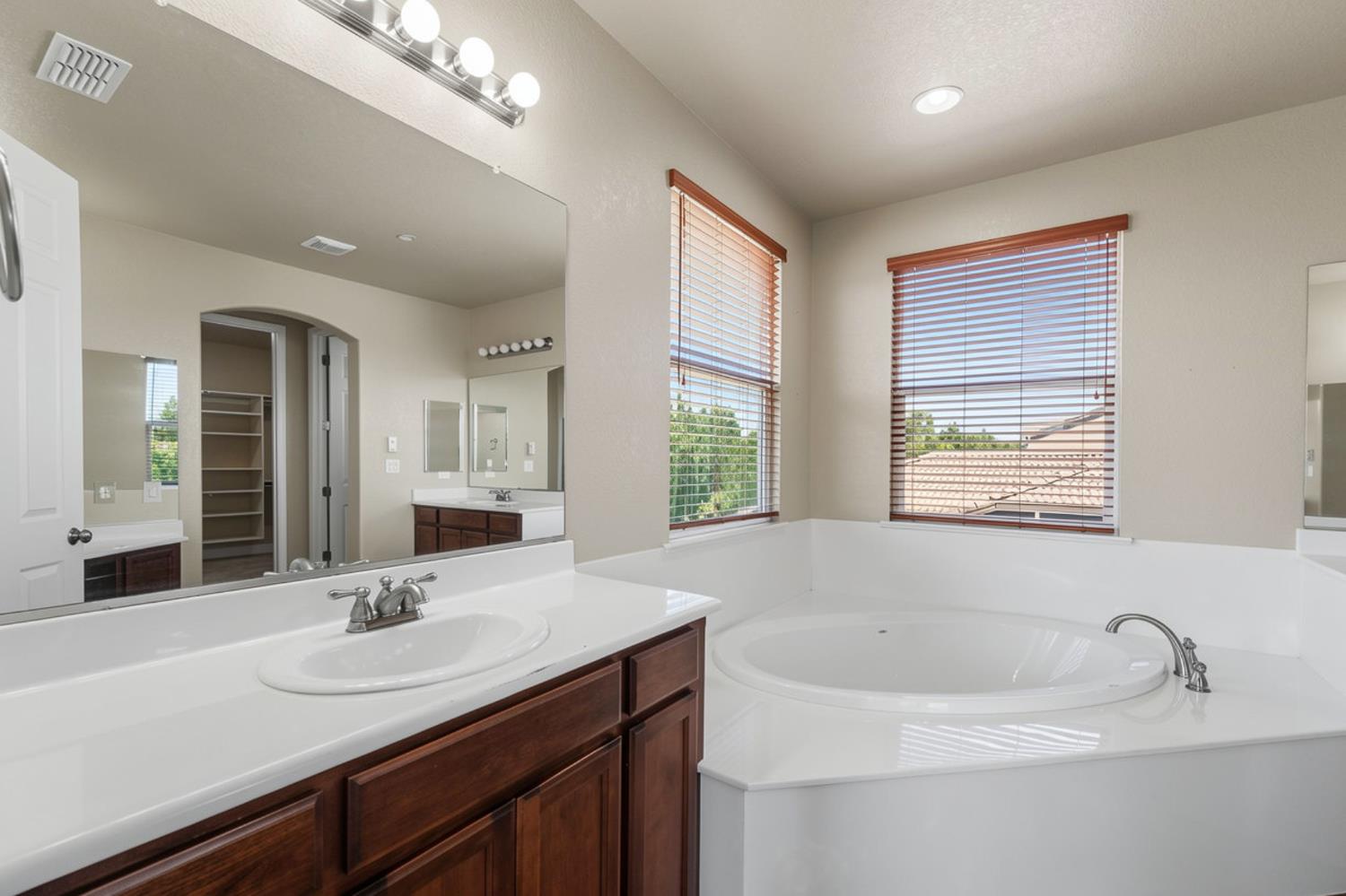 849 Harvest Mill Dr, Manteca, CA 95336
