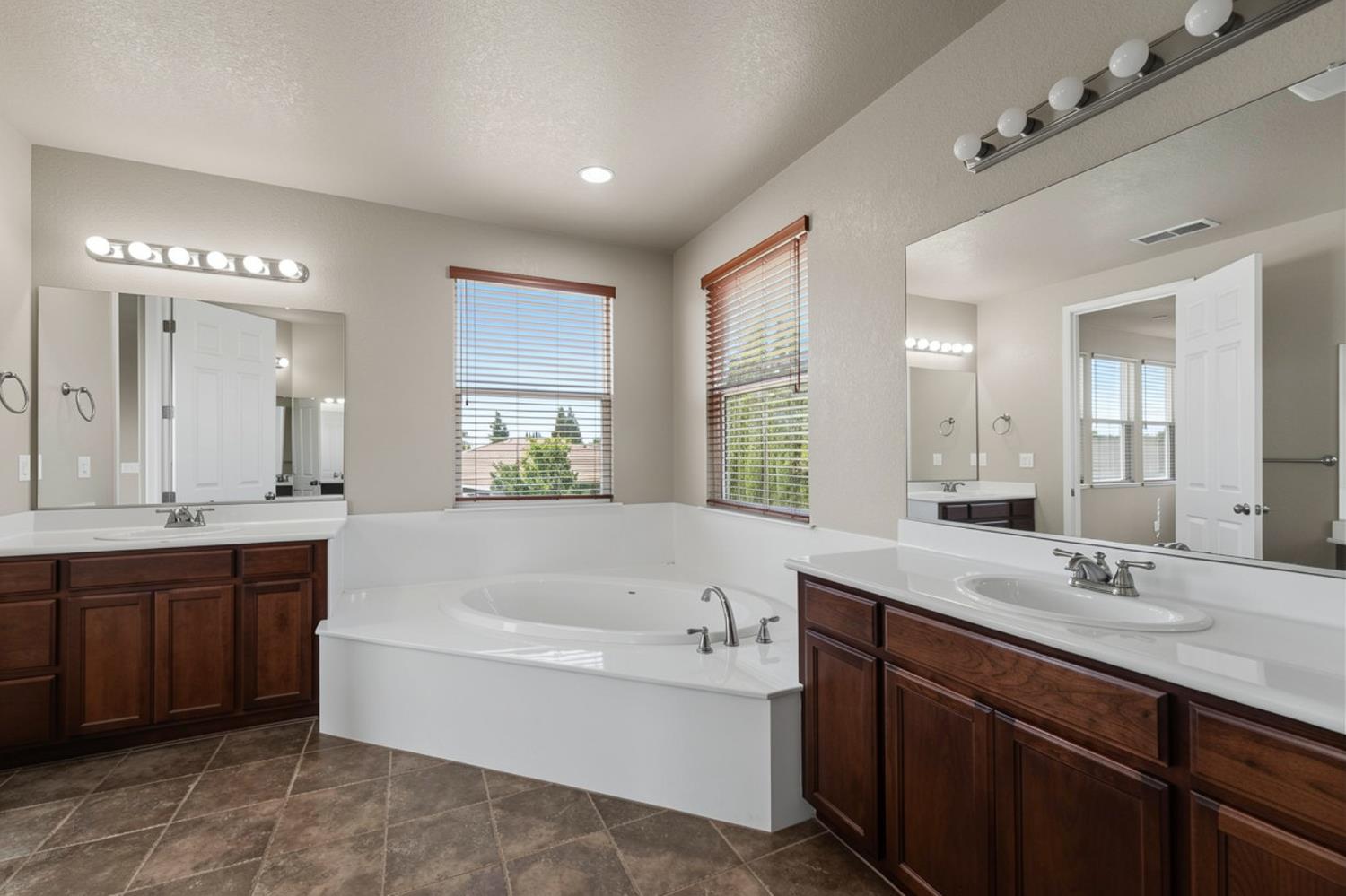849 Harvest Mill Dr, Manteca, CA 95336