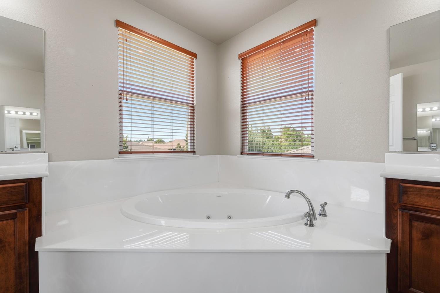 849 Harvest Mill Dr, Manteca, CA 95336