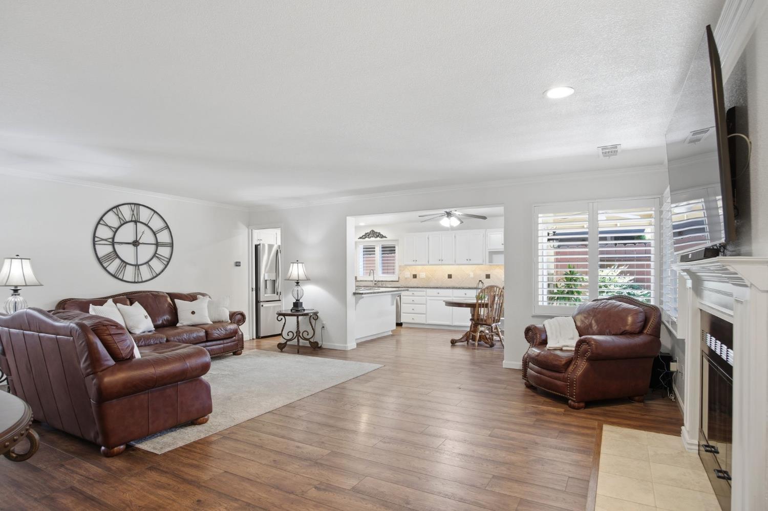 3221 Lakeshore Ct, Modesto, CA 95355