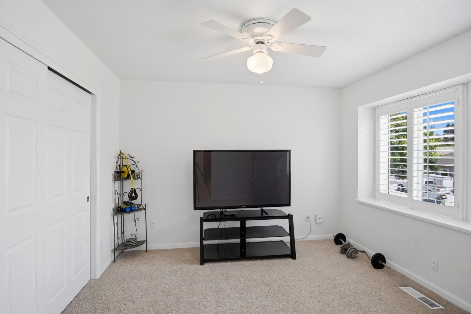 3221 Lakeshore Ct, Modesto, CA 95355