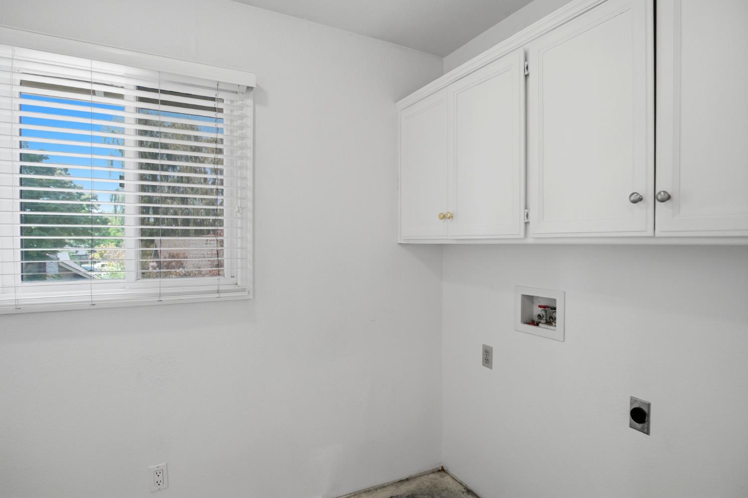 3221 Lakeshore Ct, Modesto, CA 95355