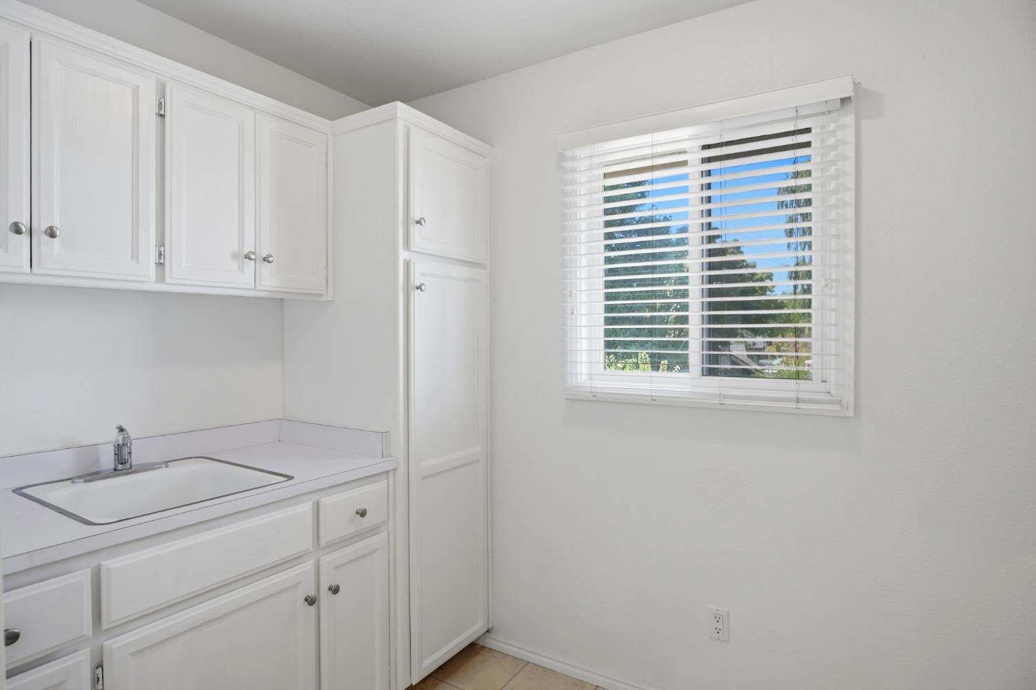 3221 Lakeshore Ct, Modesto, CA 95355