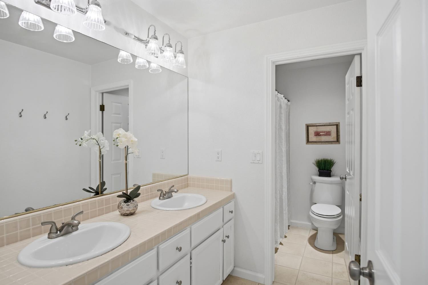 3221 Lakeshore Ct, Modesto, CA 95355