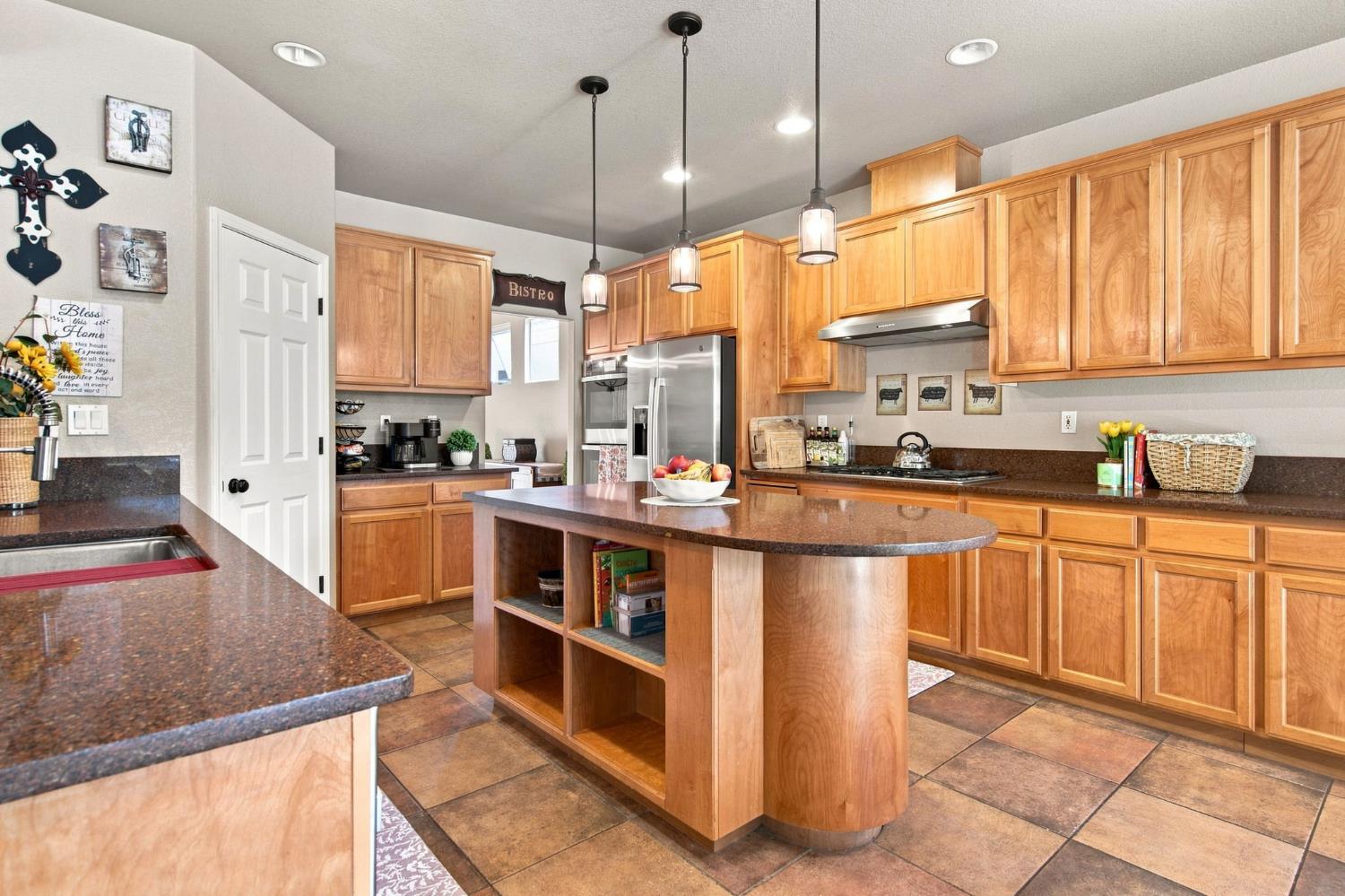 1092 Heartland Dr, Manteca, CA 95337