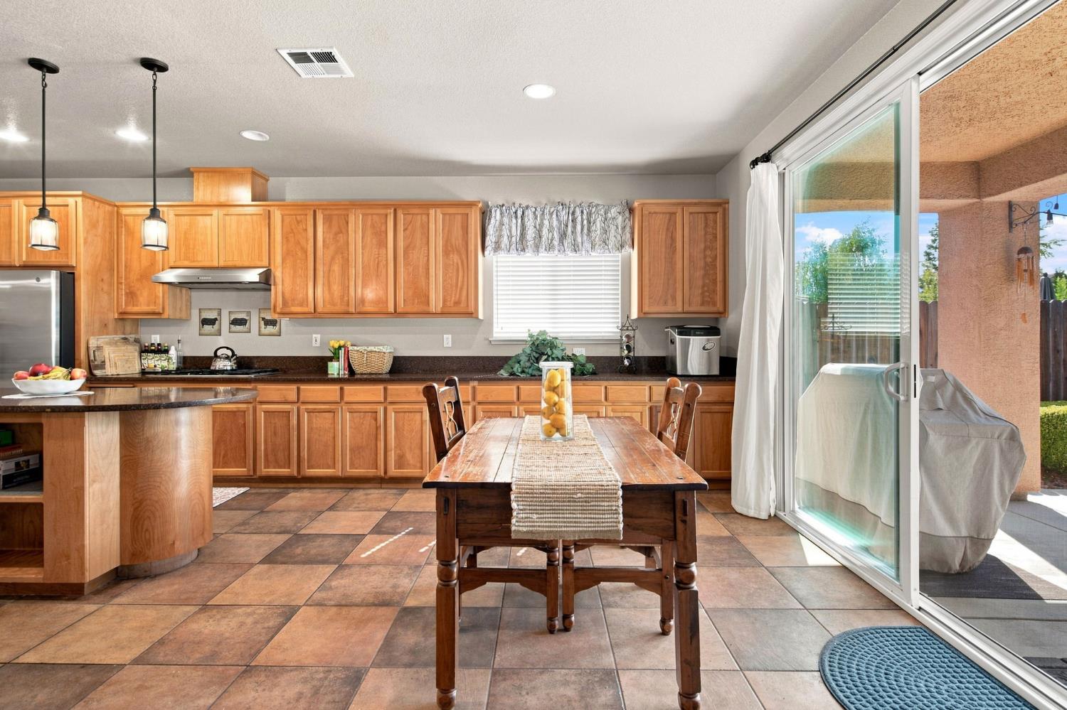 1092 Heartland Dr, Manteca, CA 95337