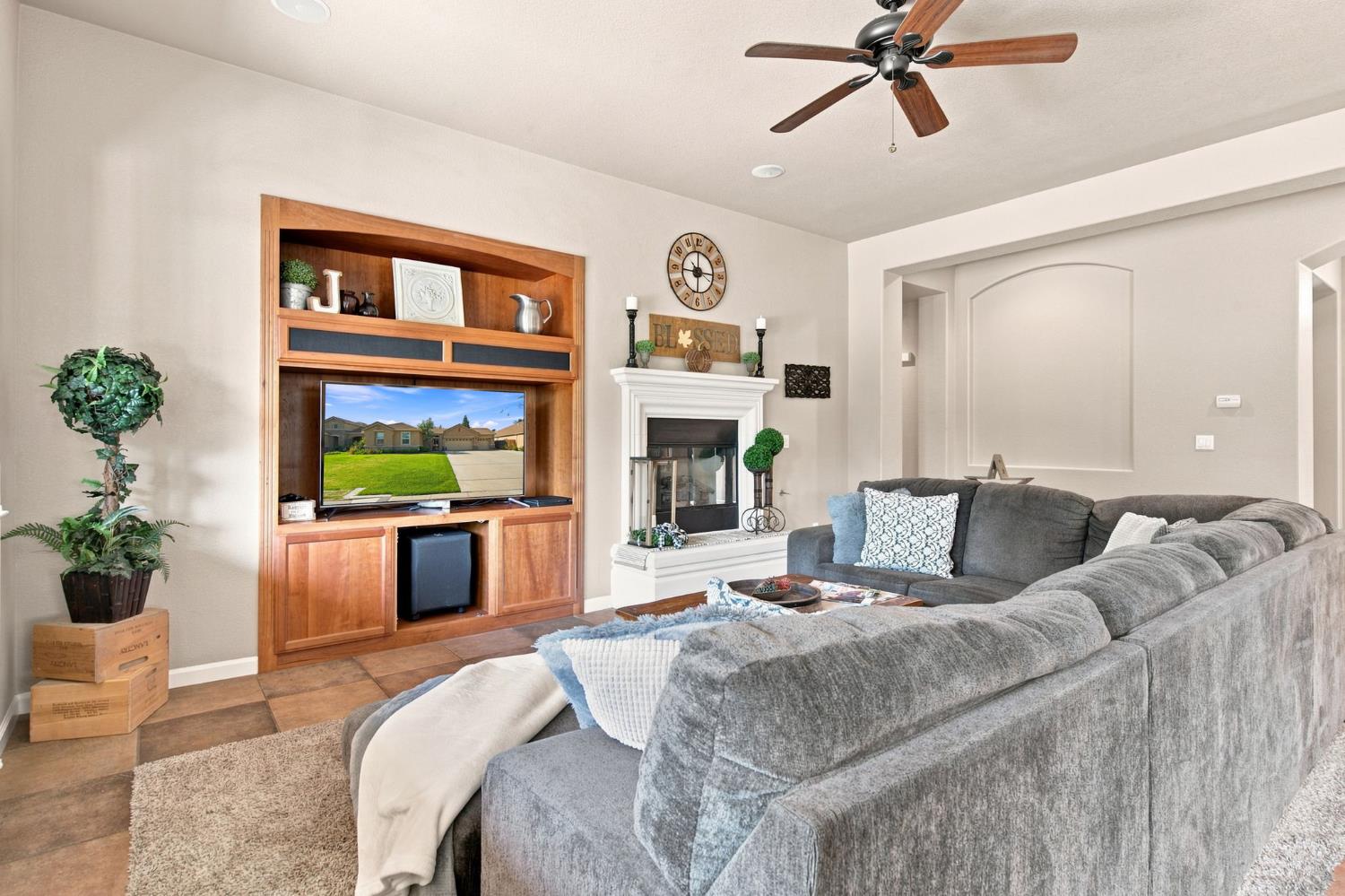 1092 Heartland Dr, Manteca, CA 95337