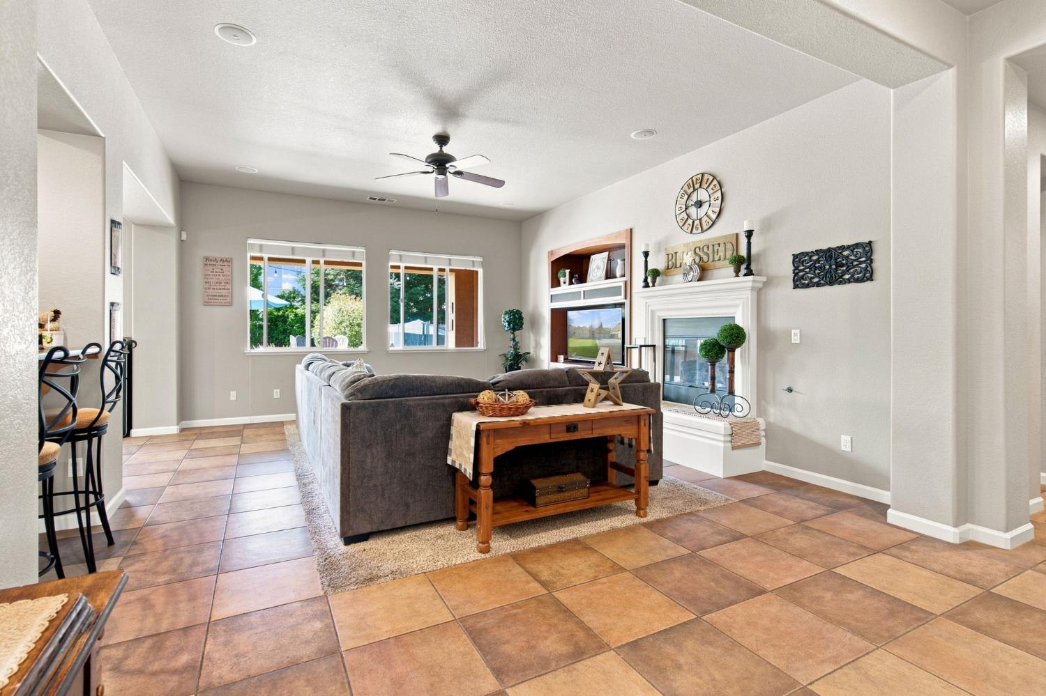 1092 Heartland Dr, Manteca, CA 95337
