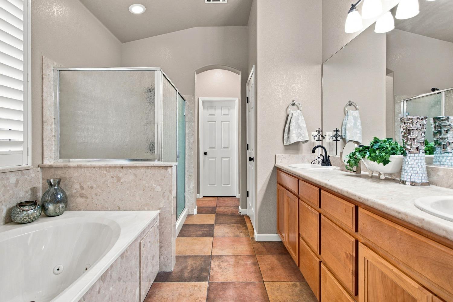 1092 Heartland Dr, Manteca, CA 95337