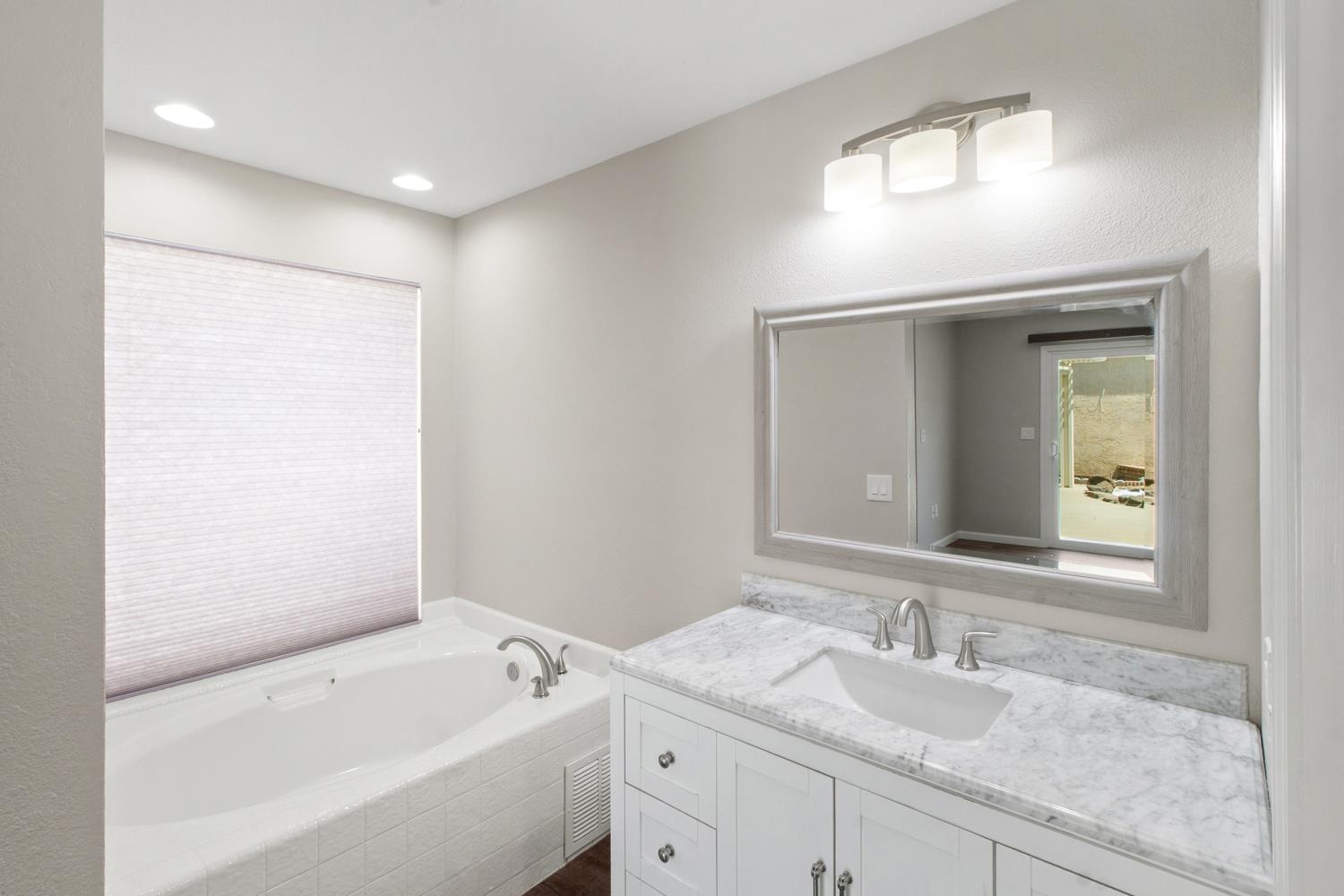 1828 Oak Leaf Dr, Modesto, CA 95354