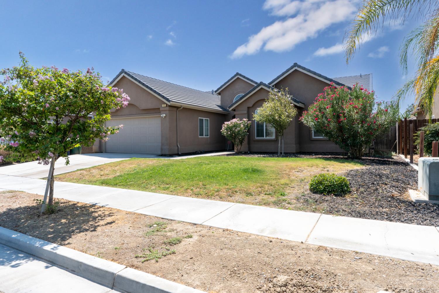 1525 Greenwich Dr, Los Banos, CA 93635