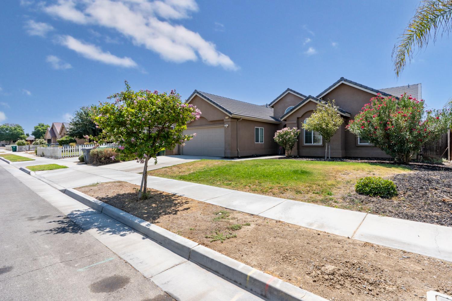1525 Greenwich Dr, Los Banos, CA 93635