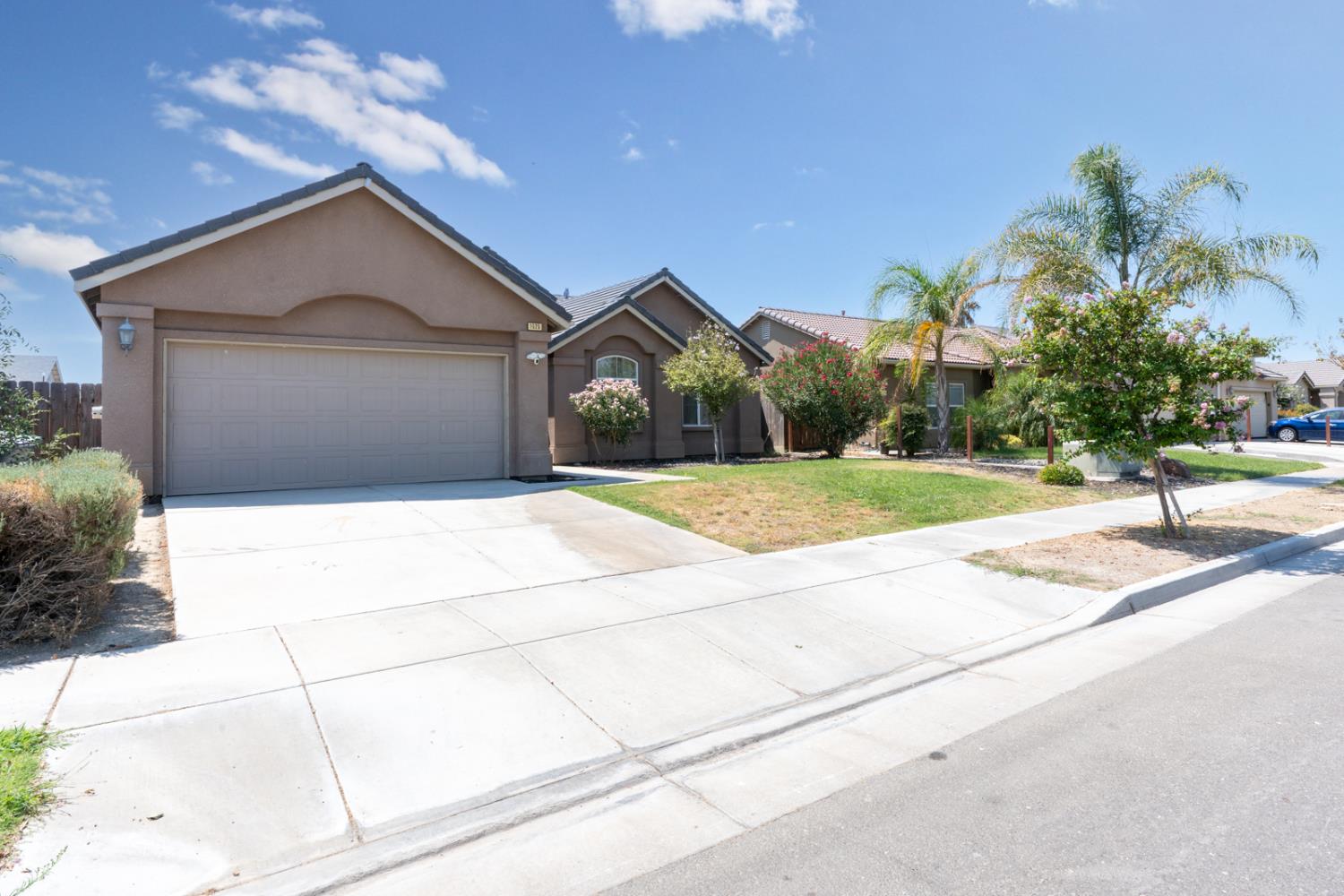 1525 Greenwich Dr, Los Banos, CA 93635