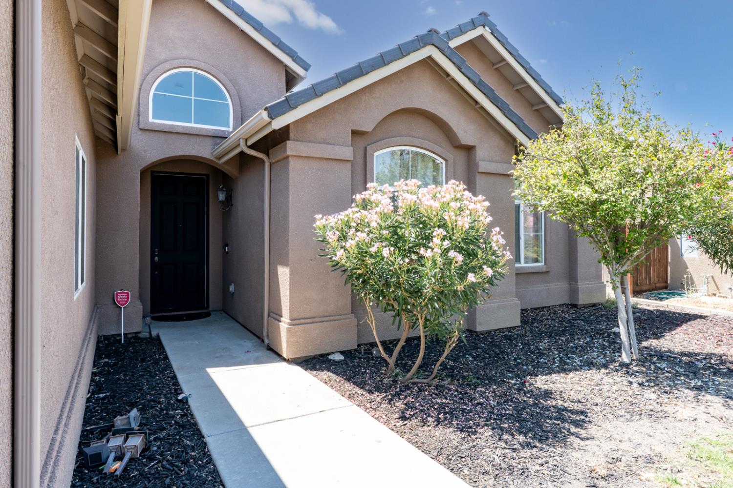 1525 Greenwich Dr, Los Banos, CA 93635