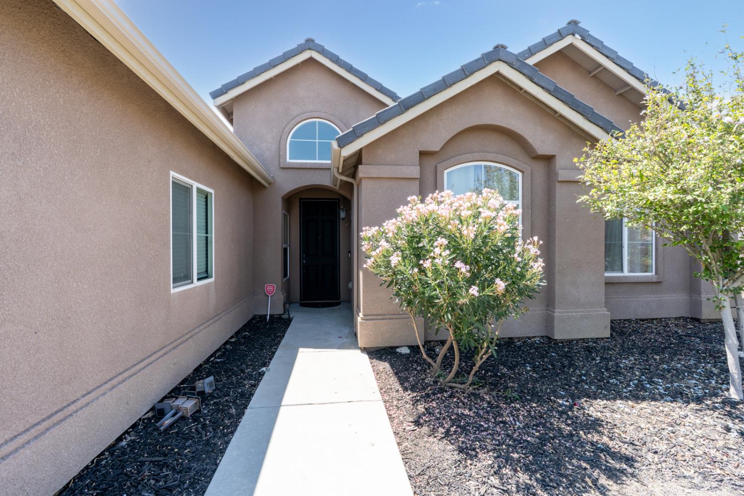 1525 Greenwich Dr, Los Banos, CA 93635