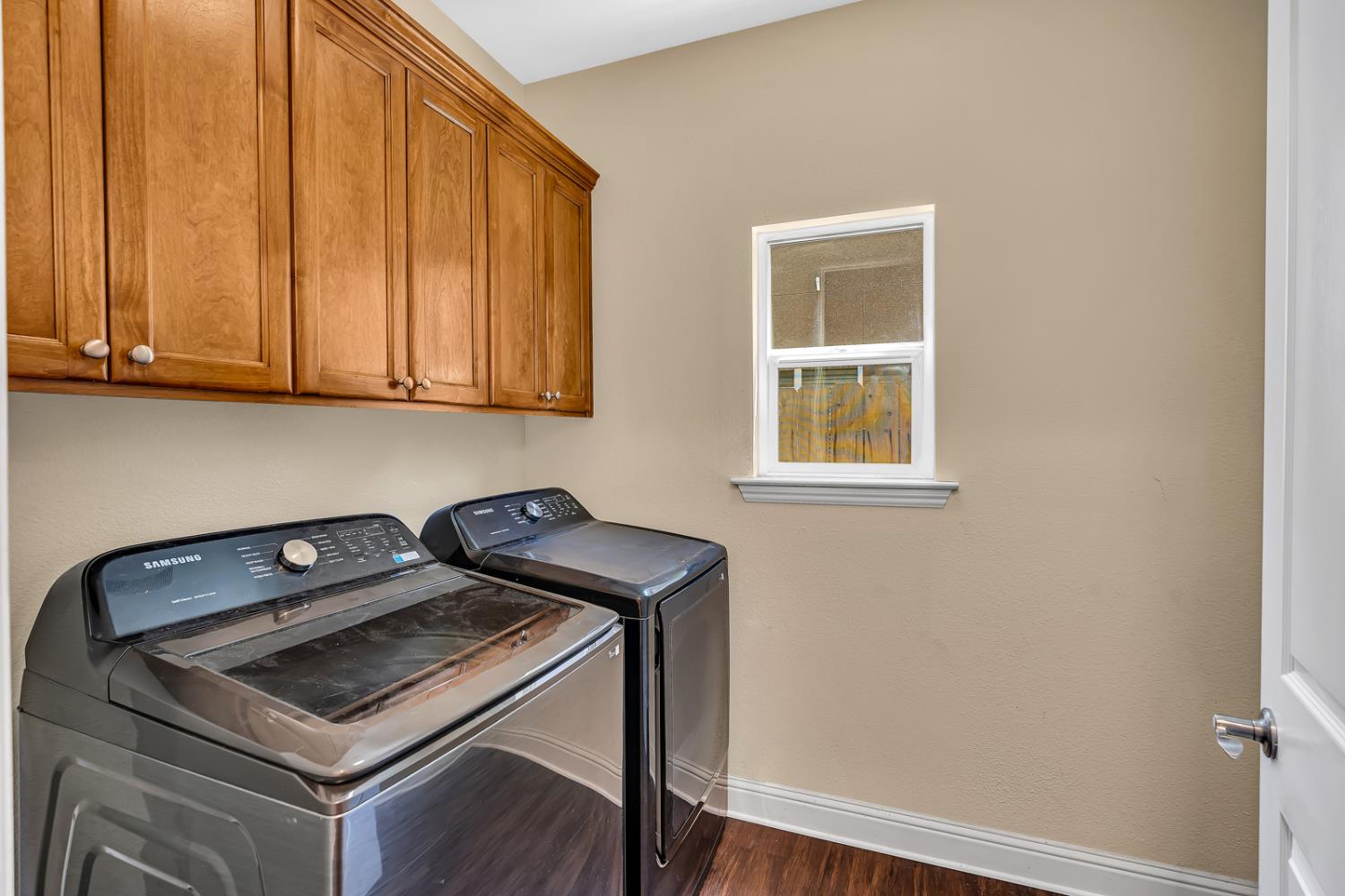 1525 Greenwich Dr, Los Banos, CA 93635