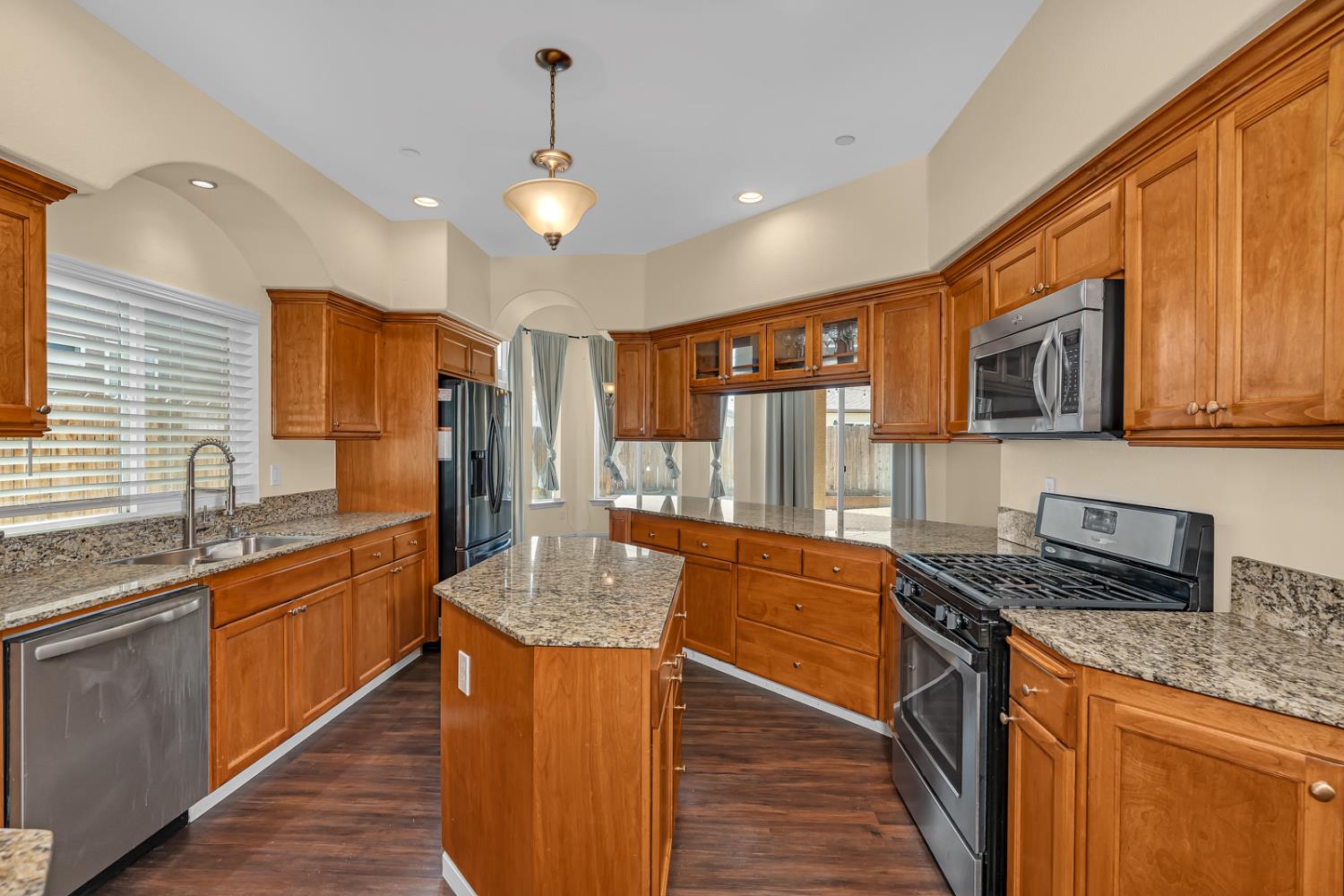 1525 Greenwich Dr, Los Banos, CA 93635